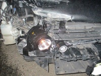 壊れたヘッドライトの代わりに懐中電灯を張り付けて走行していた車、普通に捕まる（アメリカ）