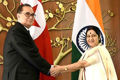 北朝鮮の李洙墉外相とインドのスワラジ外相