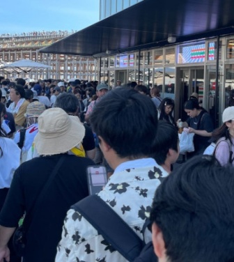 込み合う万博会場