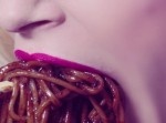 韓国料理をガツガツ食べる金髪美女がスゲー！