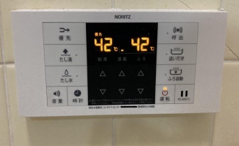 風呂場によくある給湯器のリモコン（写真は編集部撮影）