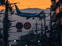 見上げるまでもなく、すぐそこに...　夕暮れの街を横切る飛行機が迫力満点でカッコよすぎる