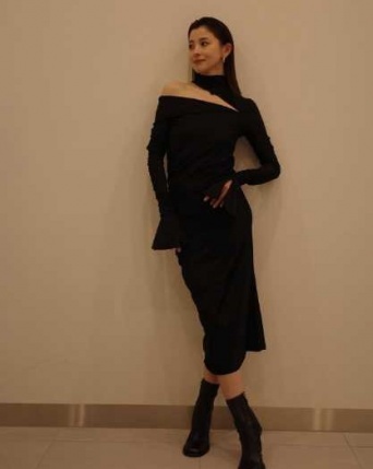 Instagram:朝比奈彩(@asahina_aya)より