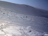NASAの探査車「パーサヴィアランス」がとらえた火星のクレーターの驚くべき眺め