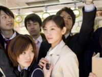 入り口付近をキープすな!!　イライラする他人の「電車マナー」6