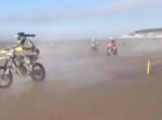 広いビーチを走るバイクレースで故障。コース脇に移動しようとするが…！