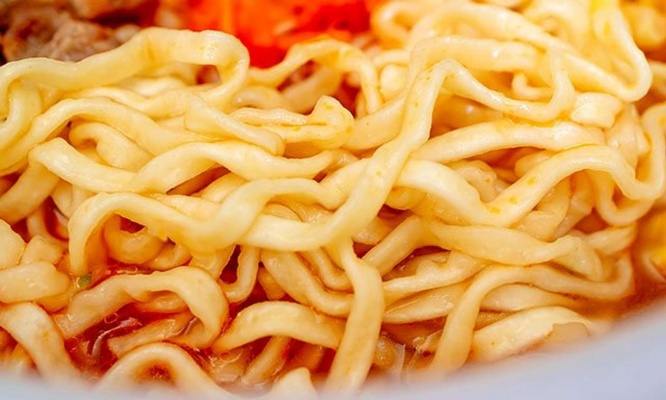 太め幅広で縮れのついた油揚げ麺