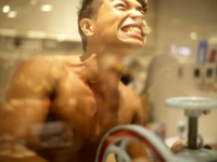夏真っ盛り！筋骨隆々の男性が削るマチョなかき氷サービスをドドーンと召し上がれ！