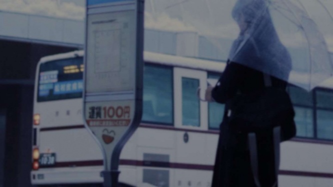 雨の日、バス停で(画像はphotoAC)