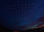 １００機のドローンが織りなす「空中イルミネーション」が美しい