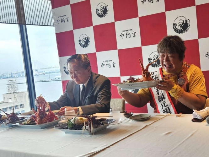 試食する黒岩県知事と、伊勢海老に驚く石塚さん(画像は編集部撮影)