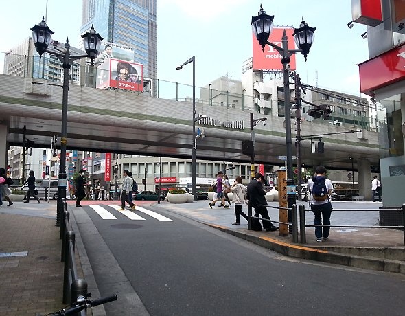 芋洗坂から見た六本木交差点