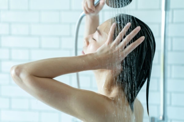 ヘアカラーの色味が1週間保てない人必見！　NGなケア方法とは？