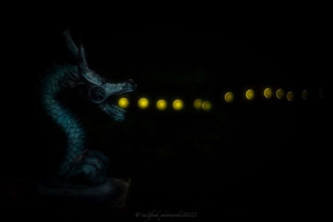 夜空に浮かぶ光の玉(画像はTatsuki Ito@ta2funkさんのツイートより)