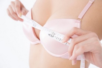 やだ、これって美乳……？　バストをキレイに見せるためにやっていること4選