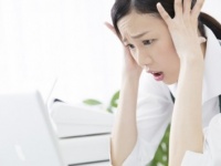 もうヤダ……！　女性に聞いた、職場の「不満」3選