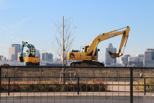 おそらくは無関係と思われる公園工事が進んでいた。これを見たT編集長、「あっ、盛り土だ」。もちろん違います
