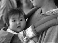 「赤ちゃんを抱っこして乗り込んだ年末のローカル線。つり革を持って立っていると、背後からおばさんが...」（京都府・50代女性）