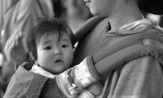 「赤ちゃんを抱っこして乗り込んだ年末のローカル線。つり革を持って立っていると、背後からおばさんが...」（京都府・50代女性）