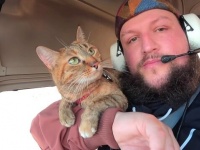 自転車で旅する猫とヒゲメン、飛行機に乗って遊覧飛行を楽しんでみた