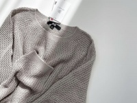 涼しく秋を取り入れる。ユニクロの「メッシュセーター」が今から着られて超万能！
