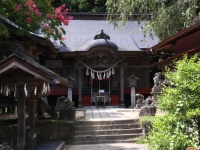 温泉近くにある刈田嶺神社（ChiefHiraさん撮影、Wikimedia Commonsより）