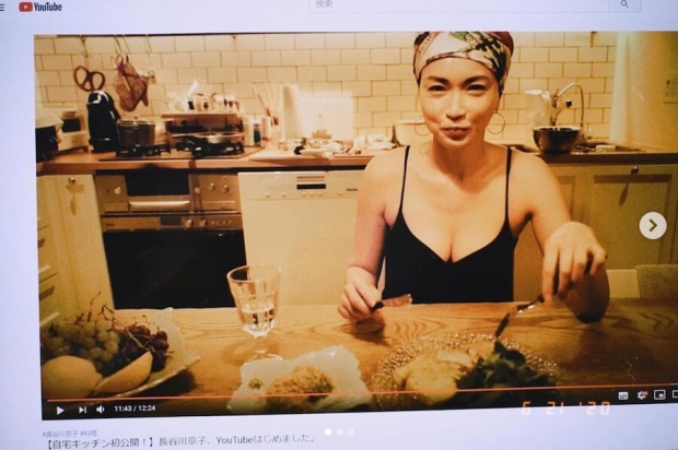 長谷川京子、胸の谷間がセクシーな料理動画に賛否の声「ただの露出狂？」