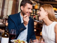 彼女のホンネ！　彼氏から「あーん」をして食べさせてもらうのは好き？⇒約7割が〇〇！