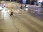 鉄道の踏切の柵にバイクが猛スピードで突っ込んでしまう・・・！
