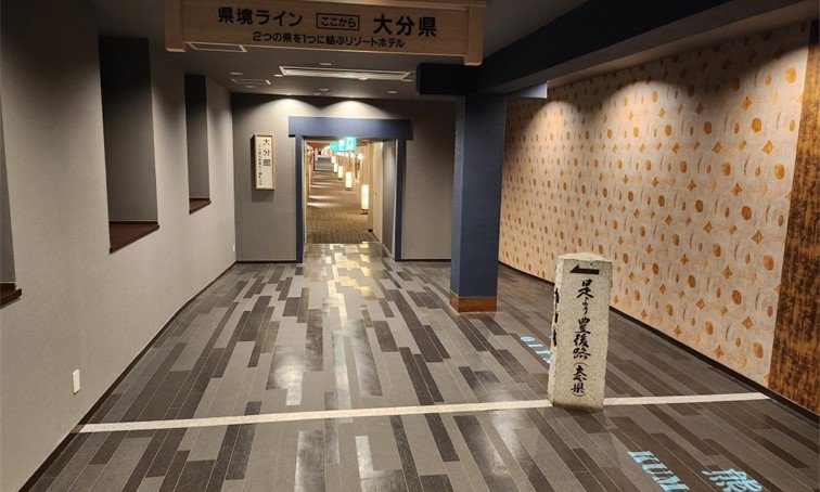 なぜわざわざこんな場所に？　館内に「県境」を持つ不思議なホテルが話題に