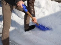 雪かきは重労働（画像はイメージ）