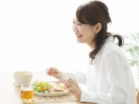 美肌をキープ！　女性たちが実践する「生理前の肌荒れ対策」3選