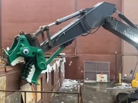 ショベルカーが建物を破壊する恐竜みたいに見えてくる！