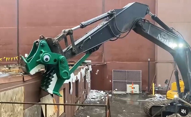 ショベルカーが建物を破壊する恐竜みたいに見えてくる！