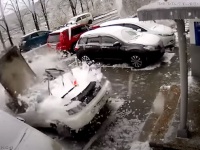 まさかそれが落ちてくるとは！頭上からコンクリートが落下、車の雪かきをしていた男性の危機一髪