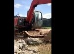 こんなこともできるのか…！　ショベルカーが自らキャタピラを付け直す。