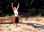 無謀すぎる大ジャンプ！　滝つぼに飛び込んだ男性の運命は…