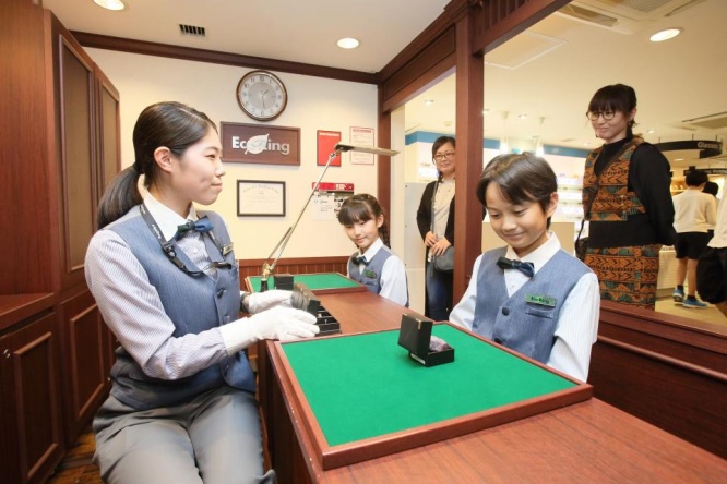 本物の美しさに触れられる（写真はキッザニア甲子園提供）