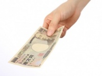 もし1万円札を拾ったら？　「こっそり自分のものにする」男性⇒●％!!