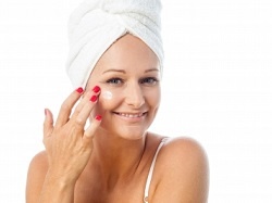 無意識にシミを作っている、化粧水の3つのNGな使用法