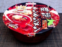 こんなに赤くて大丈夫？　大量のラー油に覆われた「勝浦タンタンメン」カップ麺、食べてみた！