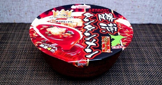 こんなに赤くて大丈夫？　大量のラー油に覆われた「勝浦タンタンメン」カップ麺、食べてみた！