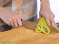 顔に見えてしょうがない！ 「シミュラクラ現象」がよく起こるもの「家。窓が目で、玄関が口」「パプリカの切り口」