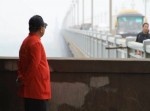 中国・長江に現われる“天使”と呼ばれるオジさん。彼の目的とは…？