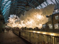 ビルを埋めつくす10万個の白い風船!? ロンドンに出現した雲のようなアート