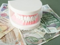 リーズナブルな治療費で歯の再生医療を受けられる日が!　（shutterstock.com）