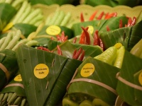 野菜を包むビニール袋をバナナの葉に変更。プラスチックゴミ削減を目指すタイやベトナムのスーパーの試み