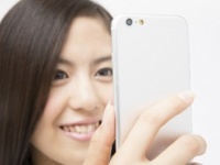 彼氏がいても男友だちと頻繁に連絡を取る彼女って許せる？　約7割の男性の本音は……