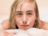 CMみたいにキレイじゃないから！　約〇割の女子が、お風呂でメイクを落とす瞬間を彼に見られたくない！
