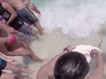 サメを男たちが素手で捕まえる！【動画】